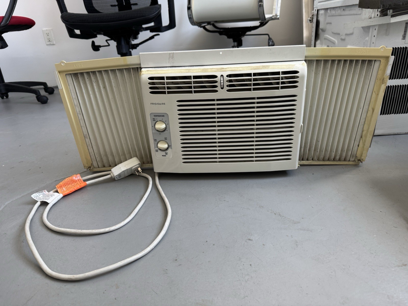 Frigidaire FRA054XT7 5,000 BTU Window-Mounted Air Conditioner (White)