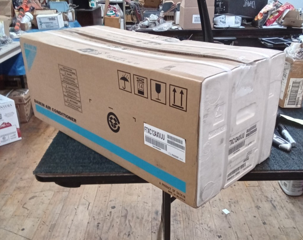 Daikin Air Conditioner 12,000 BTU 208/230V 1 Ph 60 Hz Mini Split Heat Pump New