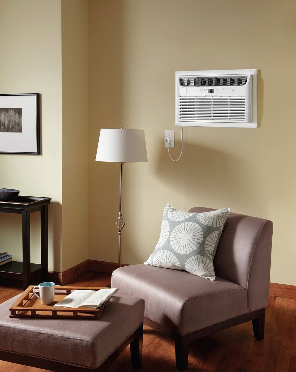 FRIGIDAIRE 8,000 BTU AIR CONDITIONER Wall Room AC w Supplemental Heat 350 sq ft