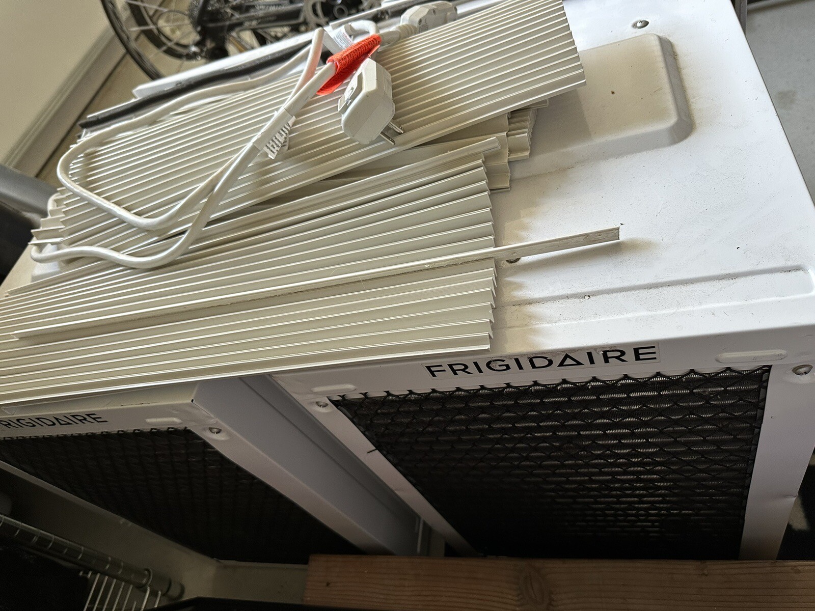 Frigidaire FFRS1022RE 10000 BTU Window Air Conditioner White. 1 Remaining
