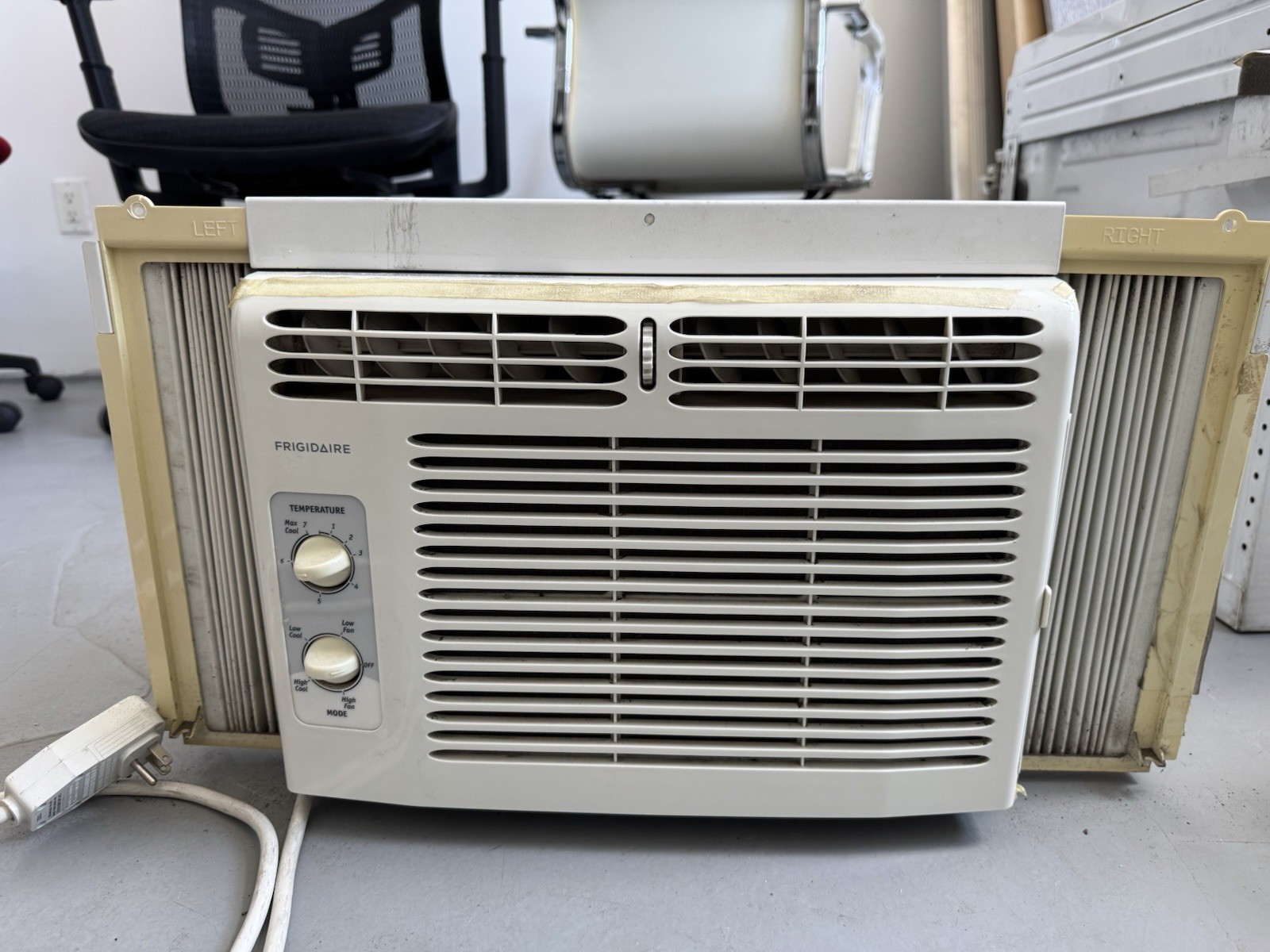 Frigidaire FRA054XT7 5,000 BTU Window-Mounted Air Conditioner (White)