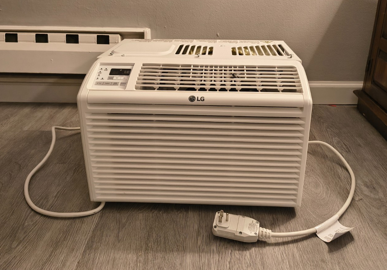 LG Window Air Conditioner with Remote Control – White (LW6017R) [Slightly used]