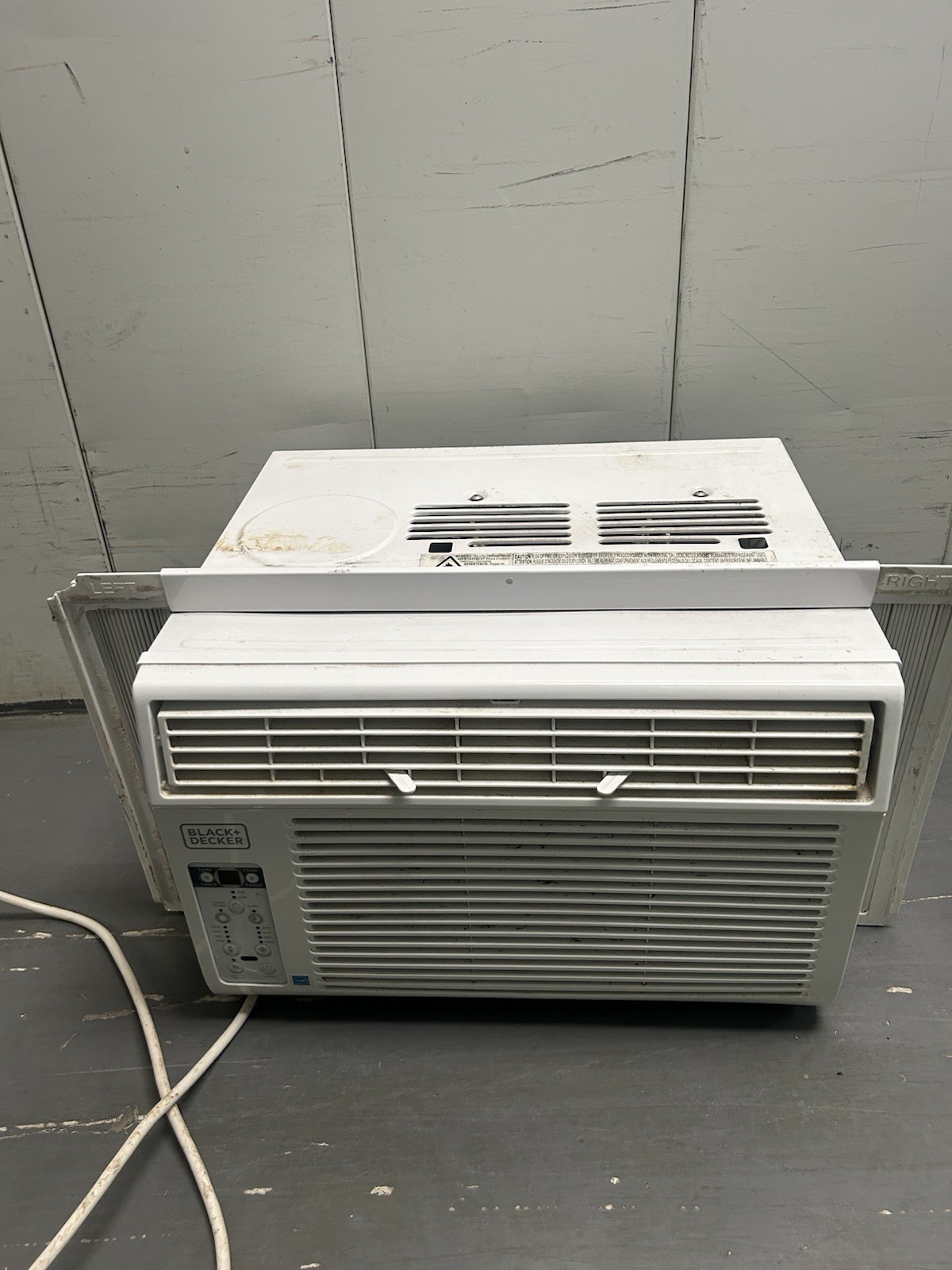 BLACK+DECKER 5000-5999 BTU Window Air Conditioner White Adjustable Tilt