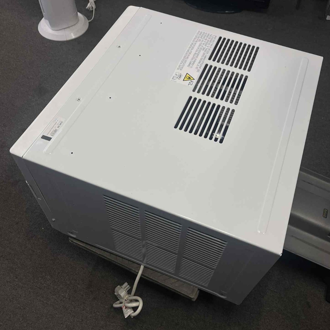 GE Extra Large Room Window Air Conditioner ( 240-Volt , 18600-BTU )