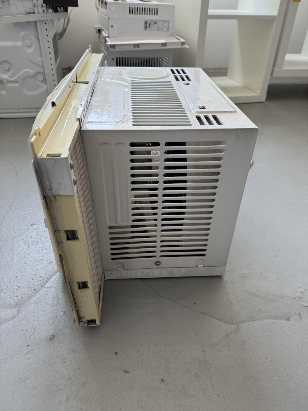 Frigidaire FRA054XT7 5,000 BTU Window-Mounted Air Conditioner (White)