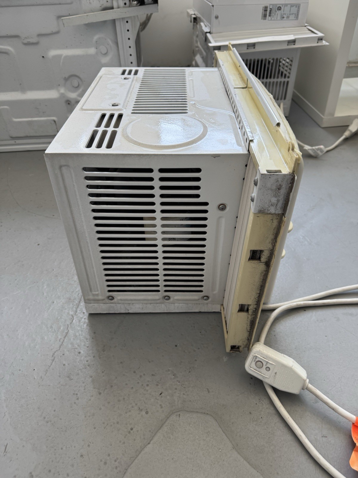 Frigidaire FRA054XT7 5,000 BTU Window-Mounted Air Conditioner (White)