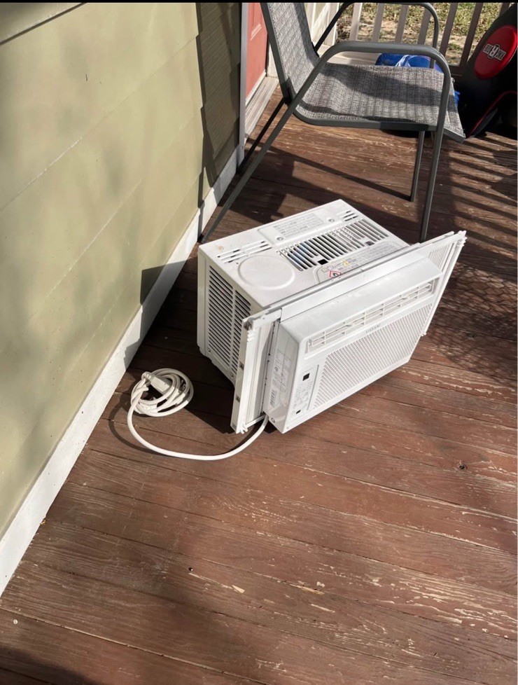 Vissani 6000 BTU Window Air Conditioner White Digital Display MACA06R1