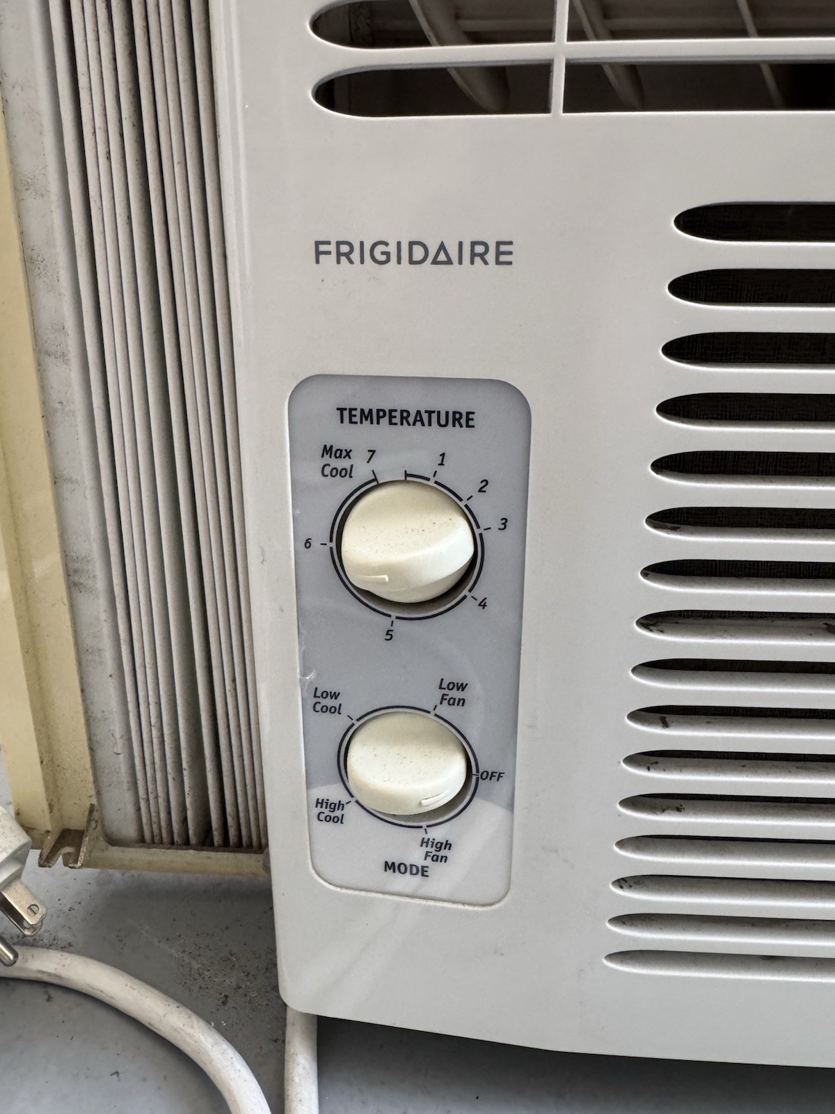 Frigidaire FRA054XT7 5,000 BTU Window-Mounted Air Conditioner (White)