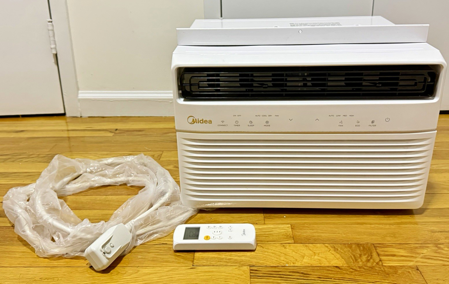 Midea MAW08S1JWT-B 8000 BTU Smart WiFi Window AC 115V White w/ Remote