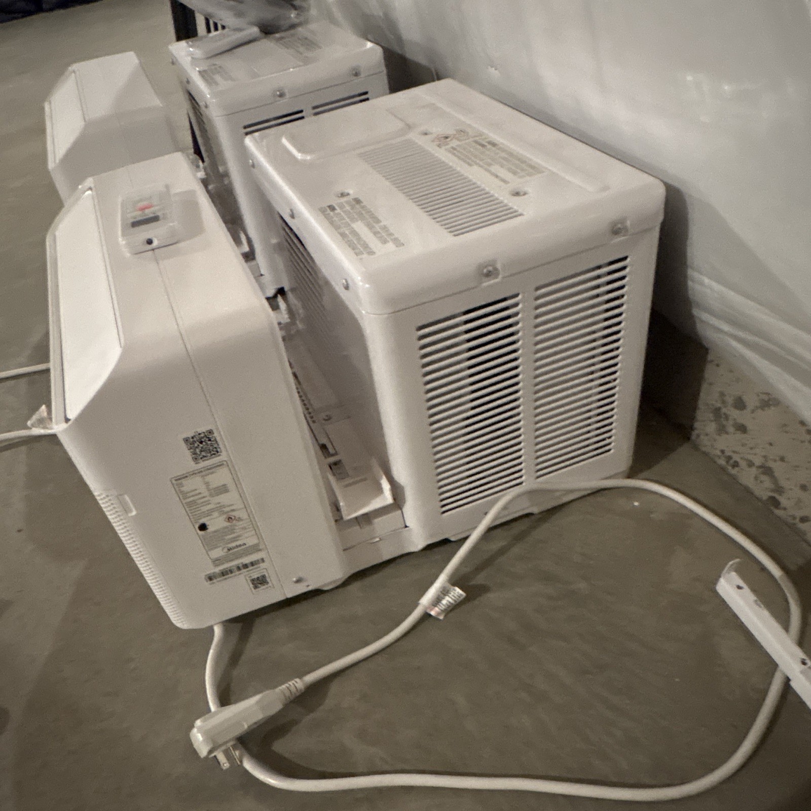 Midea 12000 BTU Window Air Conditioner White w/ Remote Control Wi-Fi MAW12AV1QWT