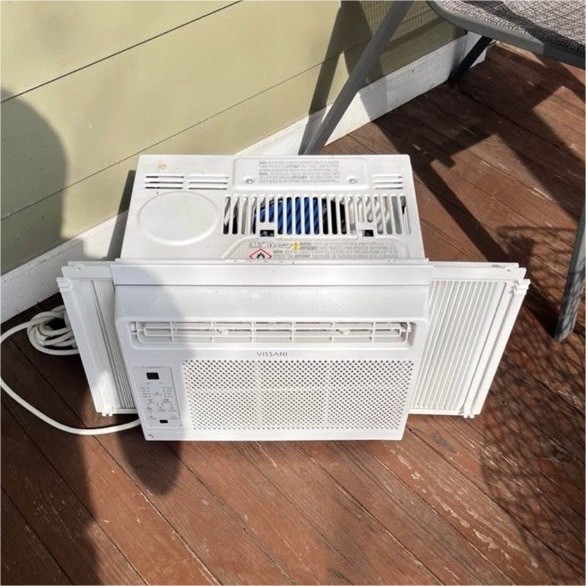 Vissani 6000 BTU Window Air Conditioner White Digital Display MACA06R1